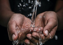 Stolica Apostolska: Dostęp do wody pitnej podstawowym prawem