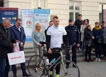 Sebastian Nowacki (z rowerem) przed Urzędem Miasta w Radomiu.