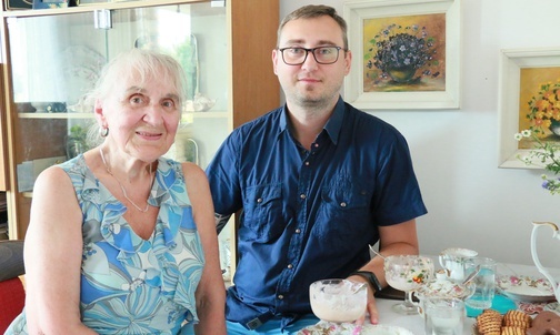 Pan Tomasz jest wolontariuszem, który towarzyszy pani Alicji.