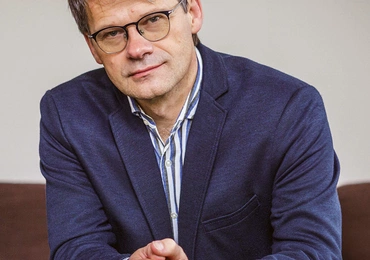 Prof. Andrzej Zybała jest politologiem. Zajmuje się m.in. rynkiem pracy i polityką społeczną.