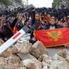 Demonstranci blokowali ulice barykadami z kamieni.