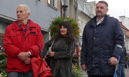 Od lewej: Tomasz Pagaczewski - syn Stanisława Pagaczewskiego, autora książek o prof. Gąbce, rzeźbiarka Lidia Sztwiertnia i prezydent Bielska-Białej - Jarosław Klimaszewski.