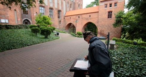 Niepełnosprawni artyści malują zabytki z listy UNESCO