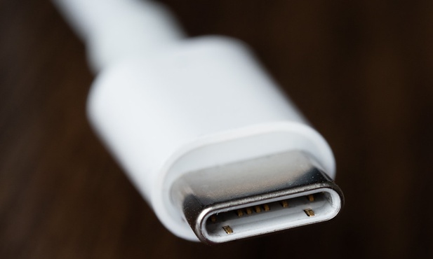 KE proponuje jedną, uniwersalną ładowarkę do urządzeń elektronicznych