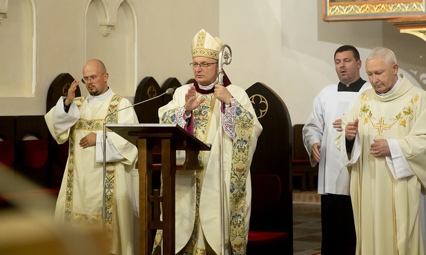 Bp Zadarko: Wpuśćcie tych ludzi