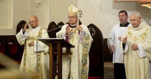 Bp Zadarko: Wpuśćcie tych ludzi