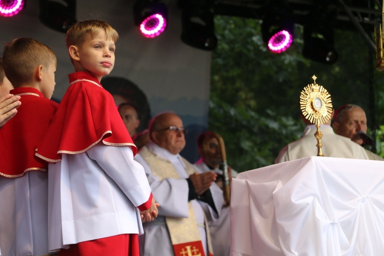 Pielgrzymka dzieci do Rostkowa i modlitwa przy relikwiach św. Stanisława Kostki.