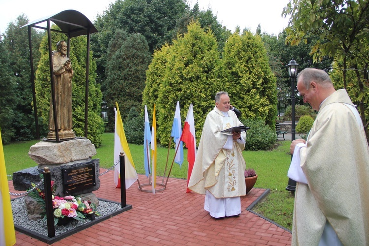 Dębica. Poświęcenie figury św. o. Pio