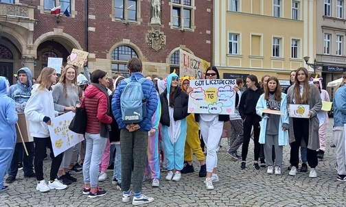 Tarnowskie Góry. Uczniowie i nauczyciele w piżamach szli przez centrum