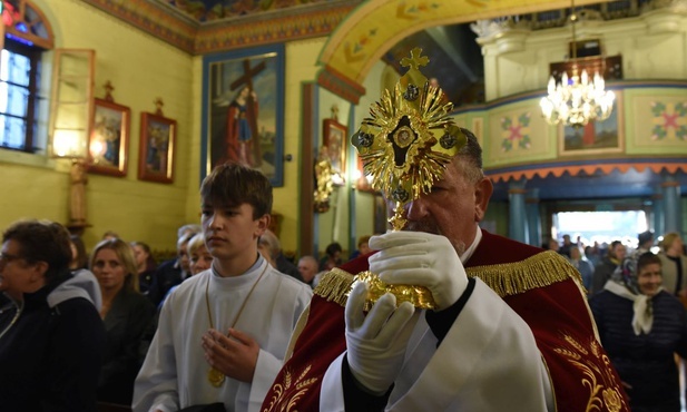 Wniesienie relikwii do kościoła.