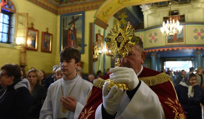 Wniesienie relikwii do kościoła.