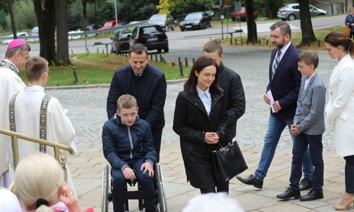 W procesji z darami przyszli przedstawiciele rodzin z dekanatów naszej diecezji.