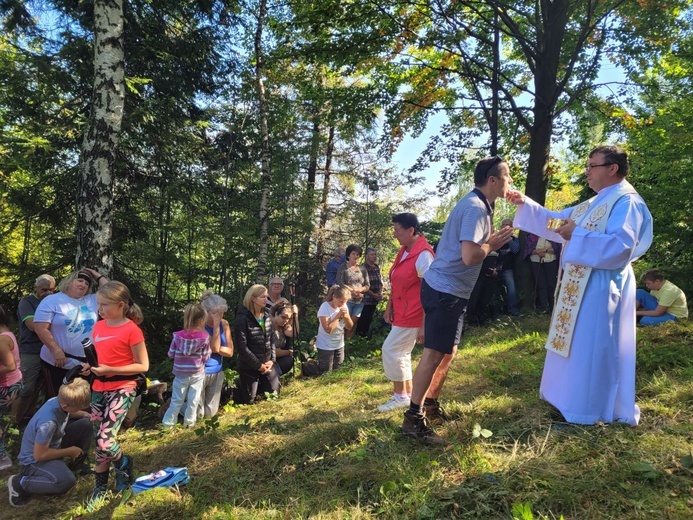 Parafialna pielgrzymka rodzin z Jaworza pod krzyż na Błatniej