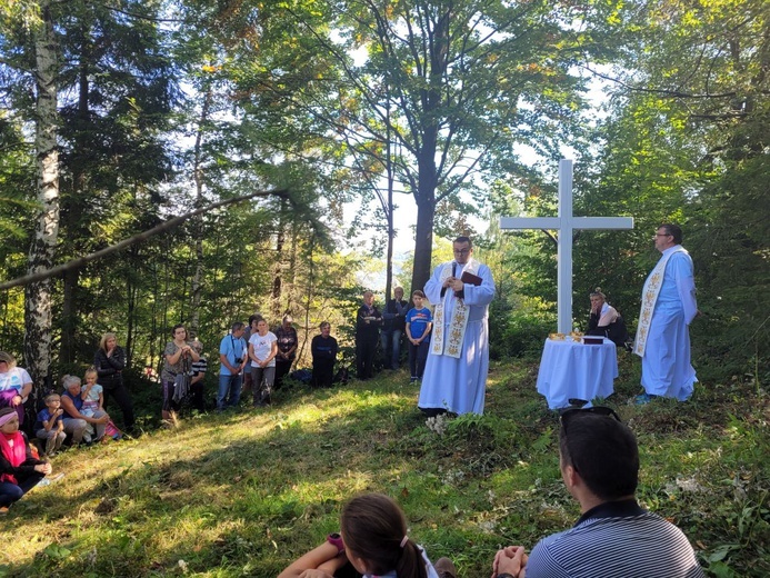 Parafialna pielgrzymka rodzin z Jaworza pod krzyż na Błatniej