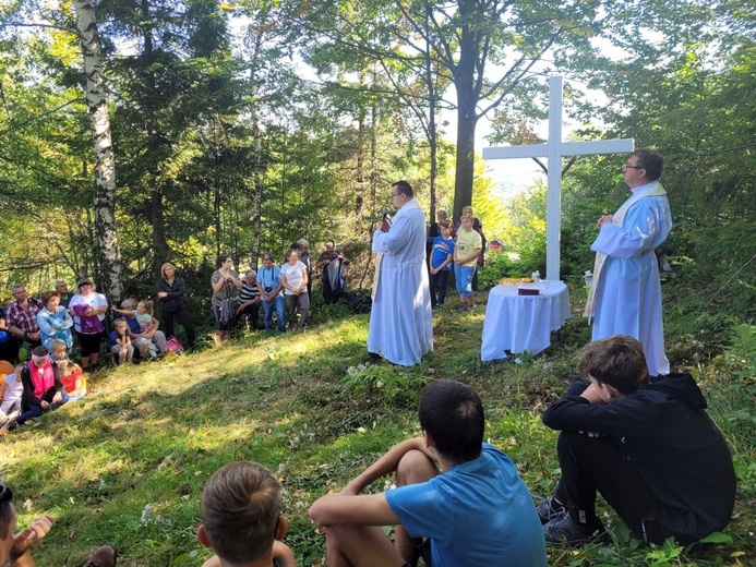 Parafialna pielgrzymka rodzin z Jaworza pod krzyż na Błatniej