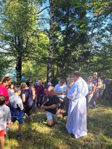 Parafialna pielgrzymka rodzin z Jaworza pod krzyż na Błatniej