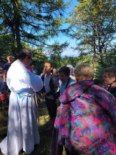 Parafialna pielgrzymka rodzin z Jaworza pod krzyż na Błatniej