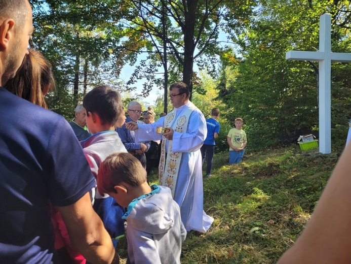 Parafialna pielgrzymka rodzin z Jaworza pod krzyż na Błatniej