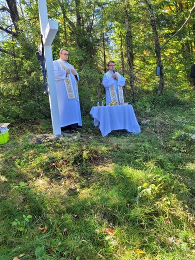 Parafialna pielgrzymka rodzin z Jaworza pod krzyż na Błatniej