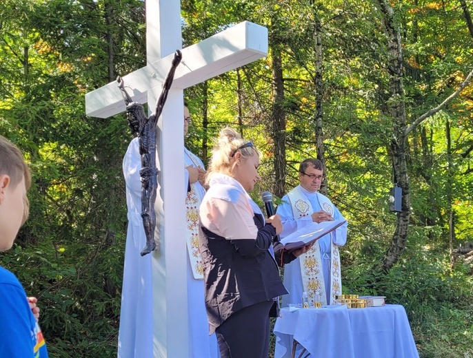 Parafialna pielgrzymka rodzin z Jaworza pod krzyż na Błatniej