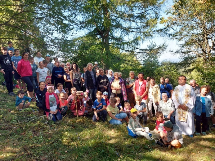 Parafialna pielgrzymka rodzin z Jaworza pod krzyż na Błatniej