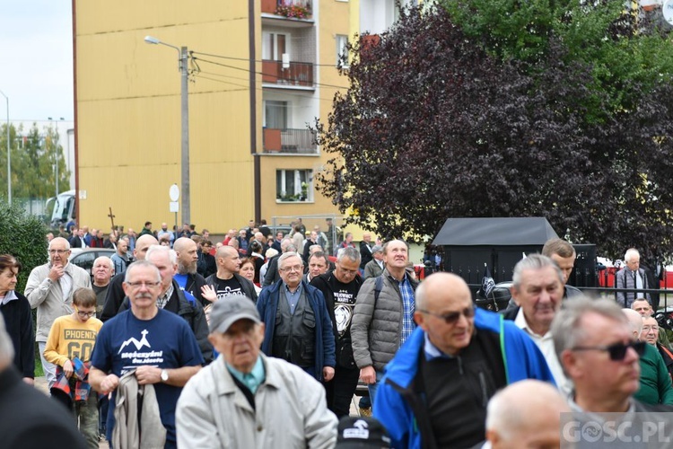 Mężczyźni dali świadectwo na ulicach Międzyrzecza