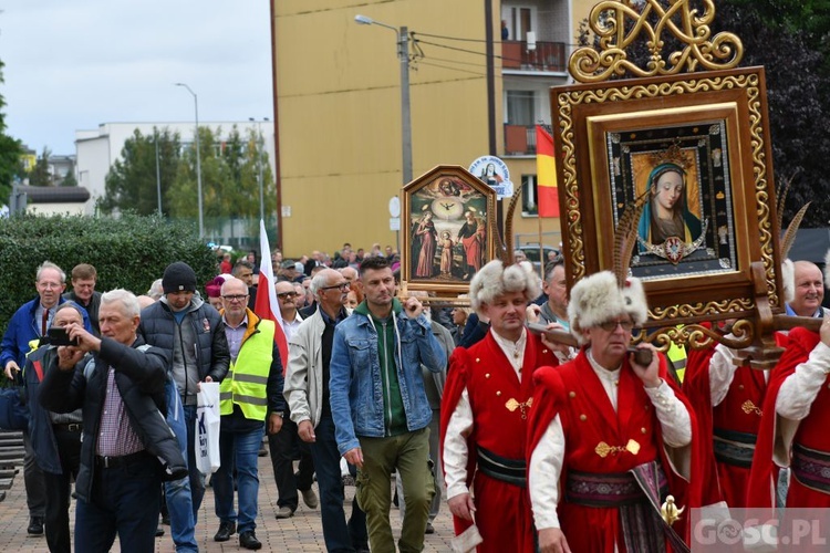 Mężczyźni dali świadectwo na ulicach Międzyrzecza