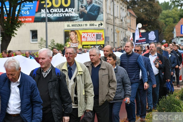 Mężczyźni dali świadectwo na ulicach Międzyrzecza