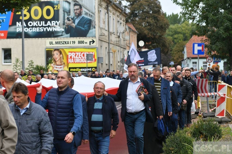 Mężczyźni dali świadectwo na ulicach Międzyrzecza