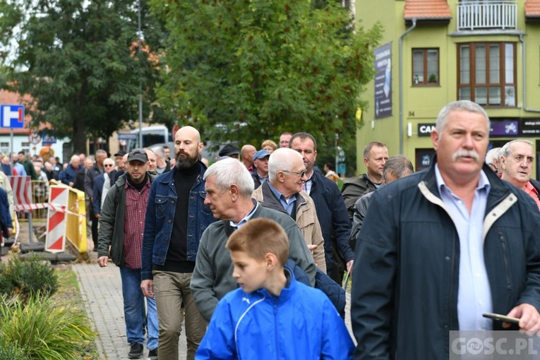 Mężczyźni dali świadectwo na ulicach Międzyrzecza