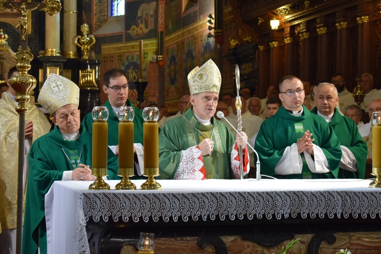 Uroczysta Msza św. w bazylice katedralnej.