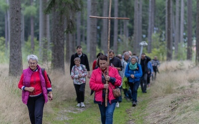 W trakcie wędrówki modlono się różańcem czytając rozważania Prymasa Tysiąclecia