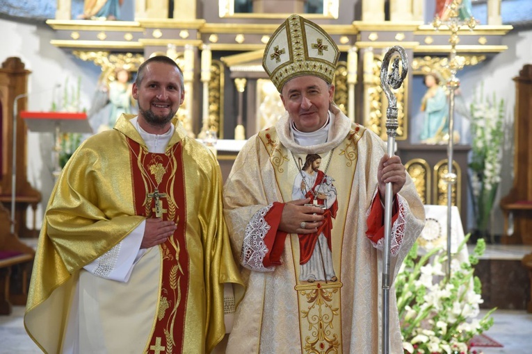 Ks. Waldemar Dziedzina z bp. Andrzejem Jeżem.