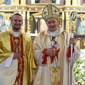 Ks. Waldemar Dziedzina z bp. Andrzejem Jeżem.