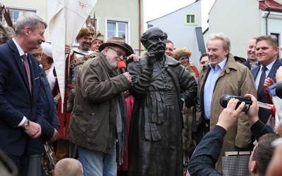 Pomnik odsłonili m.in. Daniel Olbrychski i Jan Nowicki.