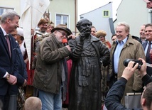 Pomnik odsłonili m.in. Daniel Olbrychski i Jan Nowicki.