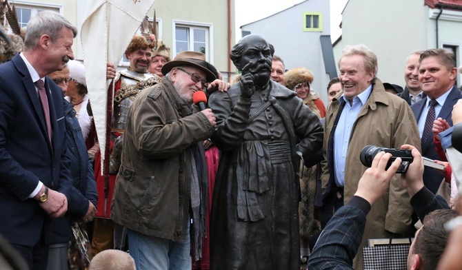 Pomnik odsłonili m.in. Daniel Olbrychski i Jan Nowicki.