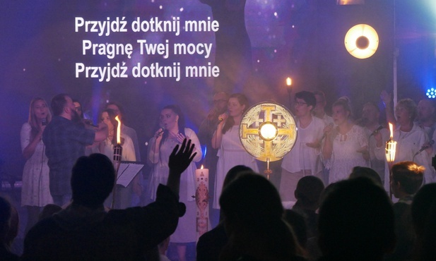 Centralnym punktem wydarzenia była adoracja Najświętszego Sakramentu.