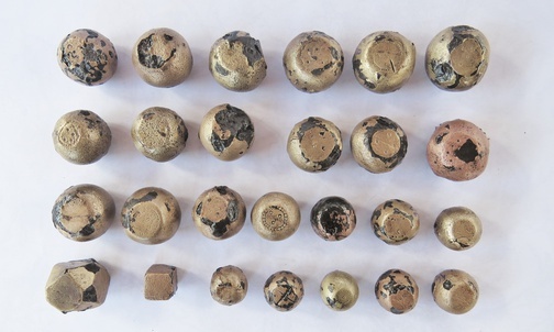 Odważniki znalezione w Zawichoście-Trójcy.