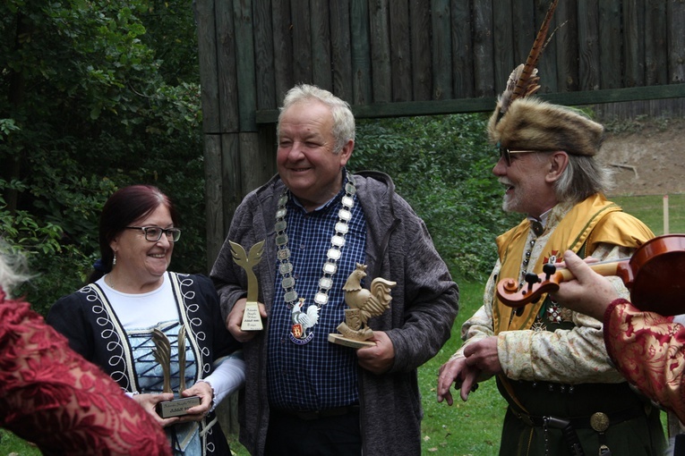 Z trofeami Maria Łęcka i Mirosław Piotrowski. Z prawej Mariusz Fogiel.