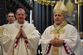 Ceremonia nałożenia paliusza, przekazanego abp. Wojdzie przez papieża Franciszka w Rzymie w czerwcu, odbyła się na początku Eucharystii.