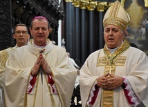 Ceremonia nałożenia paliusza, przekazanego abp. Wojdzie przez papieża Franciszka w Rzymie w czerwcu, odbyła się na początku Eucharystii.