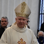 Paliusz na ramionach abp. Tadeusza Wojdy