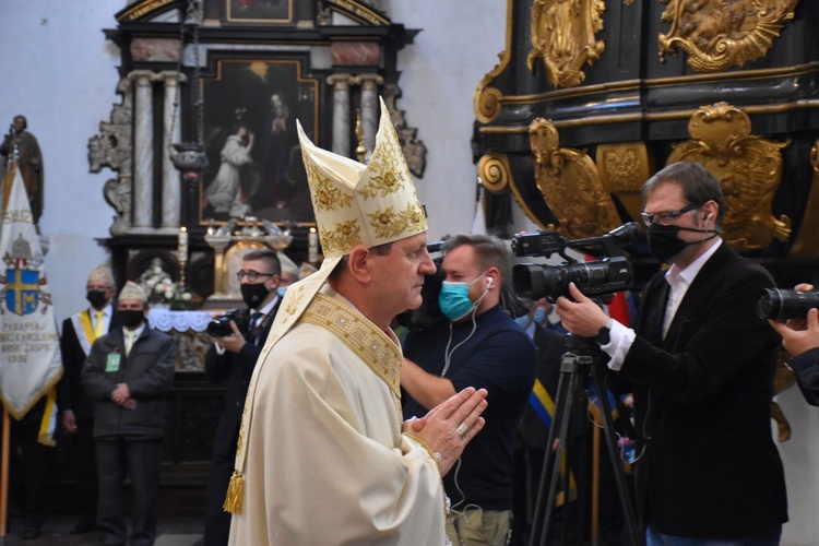 Paliusz na ramionach abp. Tadeusza Wojdy