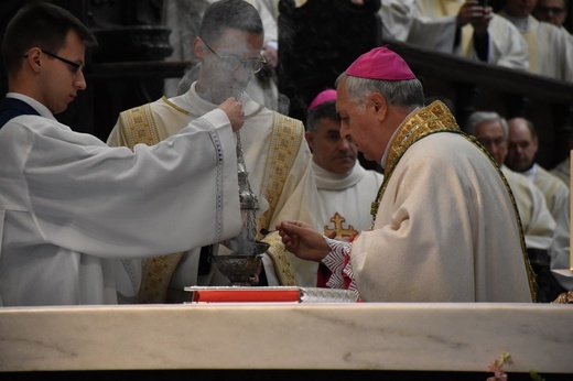 Paliusz na ramionach abp. Tadeusza Wojdy