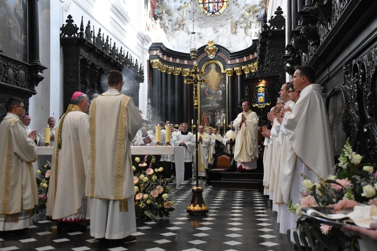 Paliusz na ramionach abp. Tadeusza Wojdy