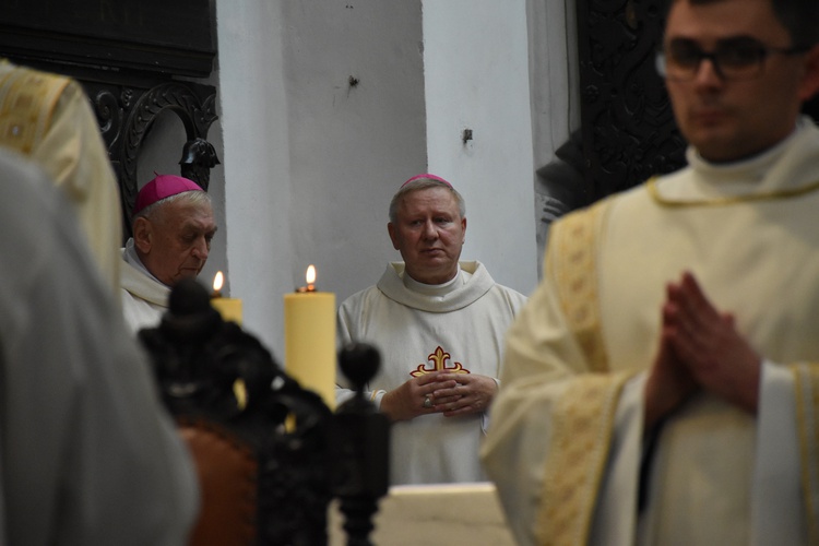 Paliusz na ramionach abp. Tadeusza Wojdy