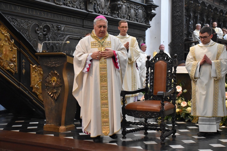 Paliusz na ramionach abp. Tadeusza Wojdy