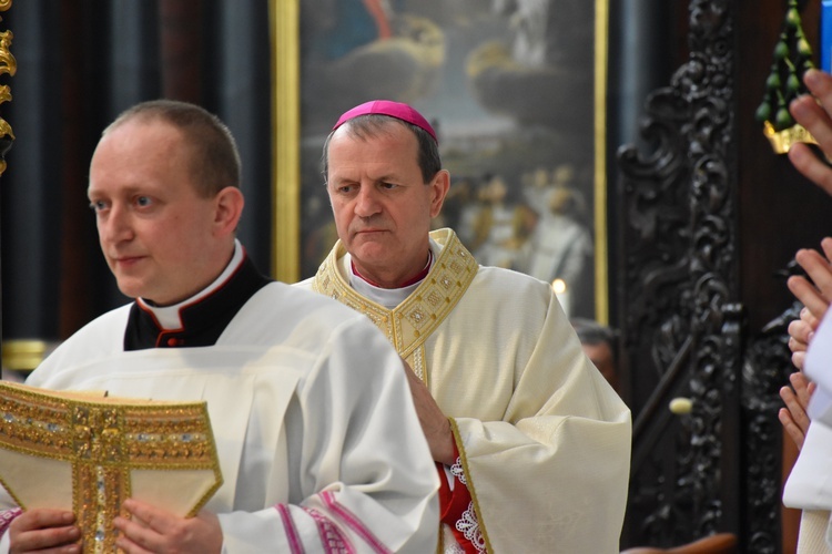 Paliusz na ramionach abp. Tadeusza Wojdy