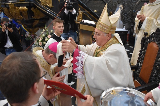 Paliusz na ramionach abp. Tadeusza Wojdy